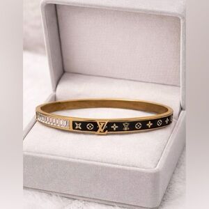 Elegant gold plated bangle style bracelet